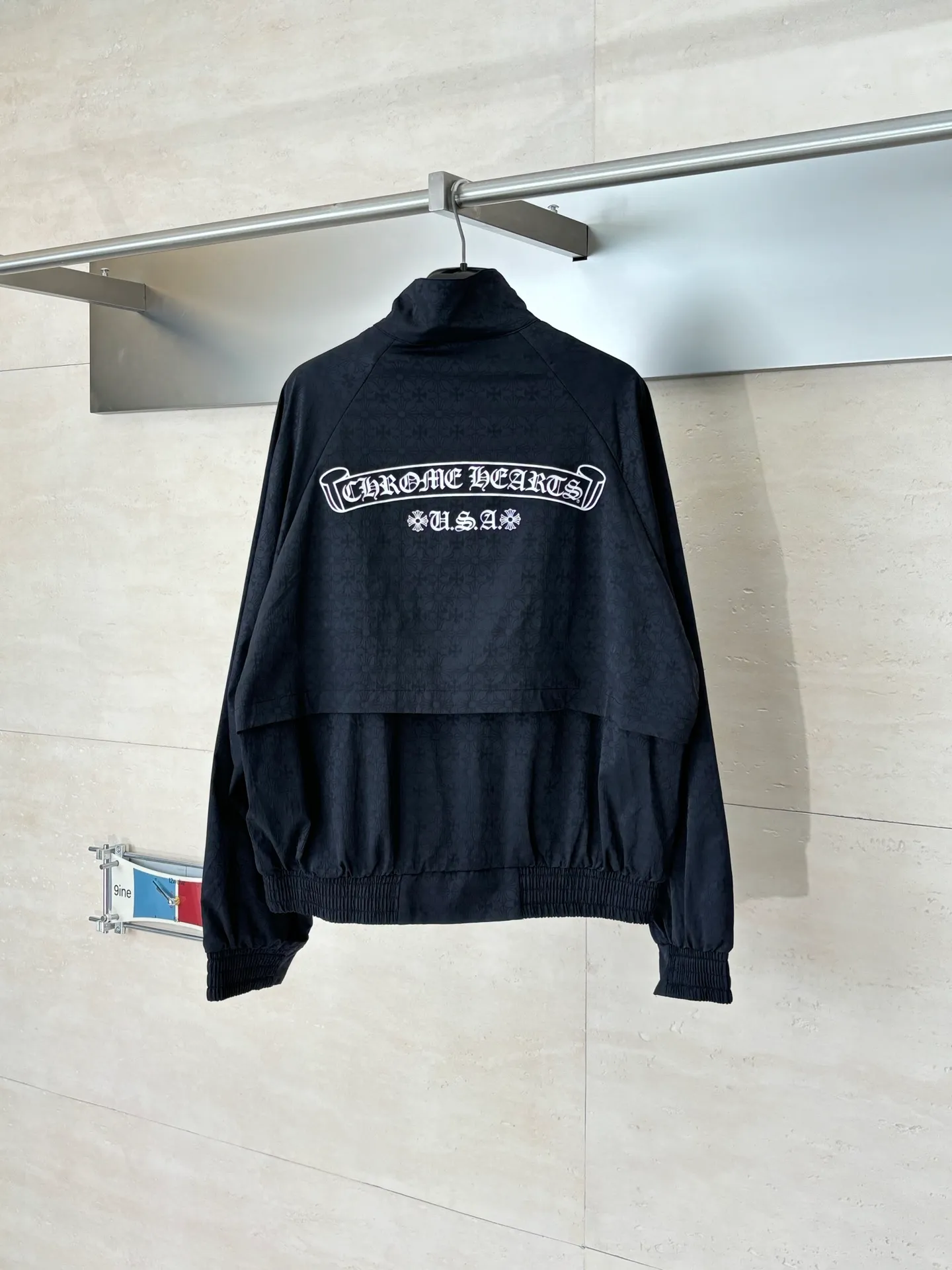 P650 Chrome Hearts*/Chrome Hearts 25Fw new all-over printed dark pattern zipper jacket Customized phantom floral silk woven fabric with excellent texture, comfortable and close to the skin, with obsidian black as the main tone, like star trails under the night, encountering the CH pattern covering the body, derived from the brand's profound cultural heritage, quietly emerging in a looming manner, dark pattern aesthetics, rebellious compatibility, low-key edge, full of recognition Interpretation of unparalleled fashion style, casual sophistication, making every touch a ceremonial experience. Process 1: Fabric jacquard technology. By weaving the full CH dark jacquard texture technology on the surface of the fabric, controlling the interweaving of warp and weft lines, precisely controlling the interweaving density and tension of the yarn to make it more three-dimensional. Process 2: Using glue printing. The printing has been modified three times with the film screen. Use glue liquid paint to print the pattern on the fabric. Bake the fabric to fix the printing pattern. Technique 3: Infrared positioning cutting machine. The precise positioning of materials is achieved through infrared emitters and infrared receivers. The accuracy can reach the micron level, thereby meeting the effect of high-precision cutting of alignment and striping. Process 4: The fabrics are washed and have a better hand feel and texture. They are not easy to deform, not easy to shrink, not easy to fade, and maintain long-term beauty. Size: S/M/L/XL